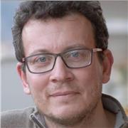 Laureato in psicologia e psicoterapeuta impartisce lezioni di psicologia, filosofia, storia e pedagogia per ragazzi degli istituti superiori